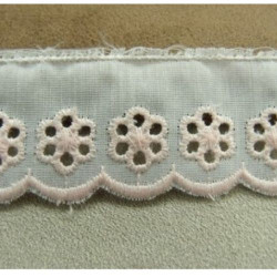 BRODERIE ANGLAISE COTON sur fond blanc brodée rose 2,5 cm / hauteur de broderie:1.5 cm
