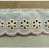 BRODERIE ANGLAISE COTON sur fond blanc brodée rose 2,5 cm / hauteur de broderie:1.5 cm