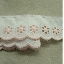 BRODERIE ANGLAISE COTON sur fond blanc brodée rose 2,5 cm / hauteur de broderie:1.5 cm