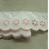 BRODERIE ANGLAISE COTON sur fond blanc brodée rose 2,5 cm / hauteur de broderie:1.5 cm