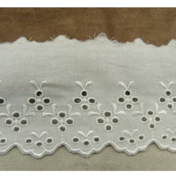 BRODERIE ANGLAISE COTON blanche 7 cm /hauteur de broderie  4,5 cm