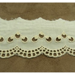 BRODERIE ANGLAISE VINTAGE COTON écru 4,5 cm /hauteur de broderie:3 cm