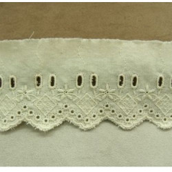 BRODERIE ANGLAISE VINTAGE COTON écru  6 cm/hauteur de broderie:3.5 cm