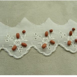 BRODERIE ANGLAISE COTON  PERLE EN BOIS 4,5 cm / hauteur de broderie:2,5 cm, sur fond blanc