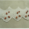 BRODERIE ANGLAISE COTON  PERLE EN BOIS 4,5 cm / hauteur de broderie:2,5 cm, sur fond blanc