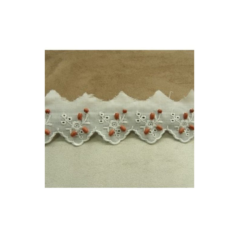 BRODERIE ANGLAISE COTON  PERLE EN BOIS 4,5 cm / hauteur de broderie:2,5 cm, sur fond blanc