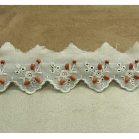 BRODERIE ANGLAISE COTON PERLE EN BOIS 4,5 cm / hauteur de broderie:2,5 cm, sur fond blanc