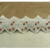 BRODERIE ANGLAISE COTON  PERLE EN BOIS 4,5 cm / hauteur de broderie:2,5 cm, sur fond blanc