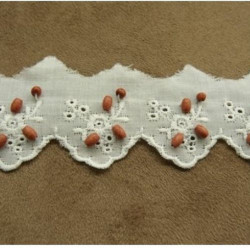 BRODERIE ANGLAISE COTON  PERLE EN BOIS 4,5 cm / hauteur de broderie:2,5 cm, sur fond blanc