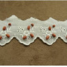 BRODERIE ANGLAISE COTON  PERLE EN BOIS 4,5 cm / hauteur de broderie:2,5 cm, sur fond blanc