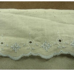 BRODERIE ANGLAISE COTON  bleu ciel 5cm /hauteur de broderie 1,5 cm