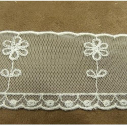 BRODERIE ANGLAISE COTON sur tulle blanche  5 cm