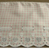 BRODERIE COTON ROSE SUR SATIN SUR FOND BLANC  13 cm / hauteur de broderie 5 cm