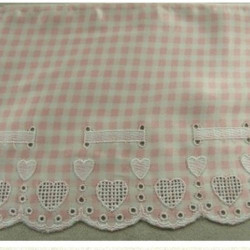 BRODERIE COTON ROSE SUR SATIN SUR FOND BLANC  13 cm / hauteur de broderie 5 cm