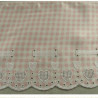 BRODERIE COTON ROSE SUR SATIN SUR FOND BLANC  13 cm / hauteur de broderie 5 cm