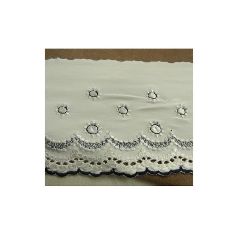 BRODERIE STRETCH BLANCHE SUR FOND BLEU 10 cm /hauteur de broderie7 cm