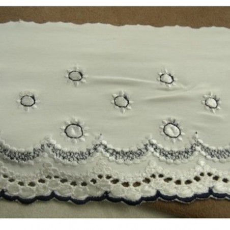 BRODERIE STRETCH BLANCHE SUR FOND BLEU 10 cm /hauteur de broderie7 cm