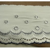 BRODERIE STRETCH BLANCHE SUR FOND BLEU 10 cm /hauteur de broderie7 cm