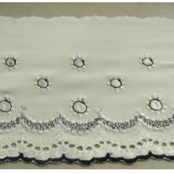 BRODERIE STRETCH BLANCHE SUR FOND BLEU 10 cm /hauteur de broderie7 cm