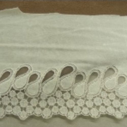 BRODERIE COTON CREME brodée sur velours 16 cm /hauteur de broderie  6 cm
