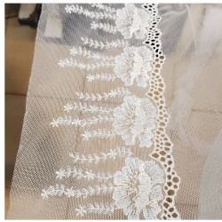 dentelle blanche brodée sur tulle largeur 20 cm/ hauteur de broderie 10 cm