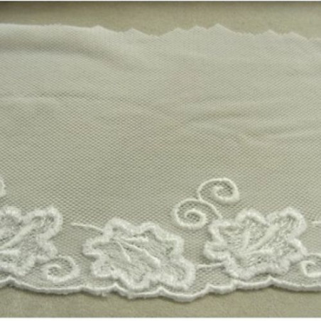 BRODERIE POLYAMIDE LEGEREMENT STRETCH Sur maille blanche, 15 cm/ hauteur de broderie:5 cm