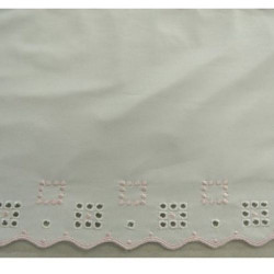 BRODERIE POLYAMIDE ROSE sur fond blanc  brodé sur tulle 17 cm/ hauteur de broderie:4 cm