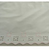 BRODERIE POLYAMIDE ROSE sur fond blanc  brodé sur tulle 17 cm/ hauteur de broderie:4 cm