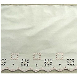 BRODERIE POLYAMIDE ROSE sur fond blanc  brodé sur tulle 17 cm/ hauteur de broderie:4 cm