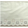 BRODERIE POLYAMIDE ROSE sur fond blanc  brodé sur tulle 17 cm/ hauteur de broderie:4 cm