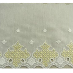 BRODERIE JAUNE  sur voile de coton sur fond blanc  15 cm /hauteur de broderie 7 cm
