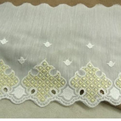 BRODERIE JAUNE  sur voile de coton sur fond blanc  15 cm /hauteur de broderie 7 cm