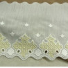 BRODERIE JAUNE  sur voile de coton sur fond blanc  15 cm /hauteur de broderie 7 cm