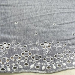 BRODERIE BLEU sur jersey de coton  14 cm /hauteur de broderie 7 cm brodé blanc
