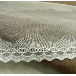 BRODERIE COTON  sur tulle blanche 10 cm /hauteur de broderie 4 cm
