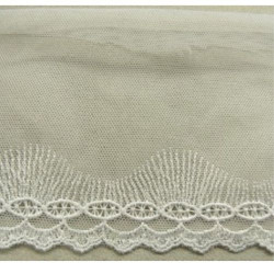 BRODERIE COTON  sur tulle blanche 10 cm /hauteur de broderie 4 cm