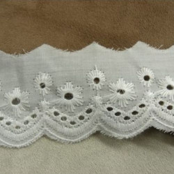 BRODERIE ANGLAISE COTON blanche 4 cm /hauteur de broderie: 3 cm