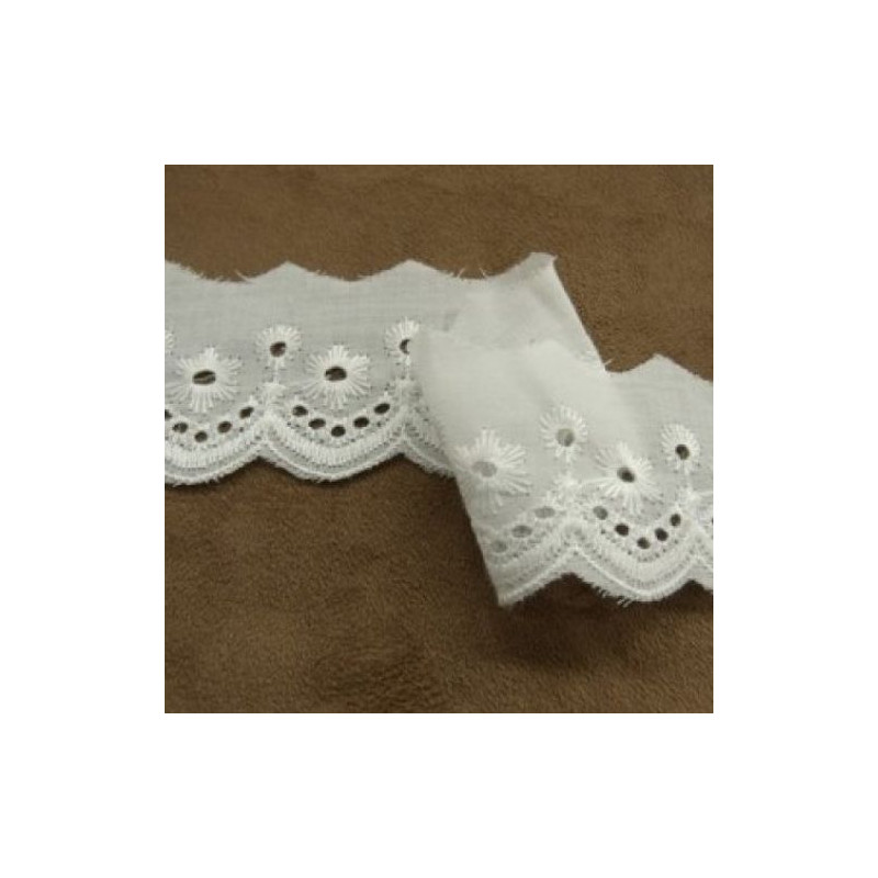 BRODERIE ANGLAISE COTON blanche 4 cm /hauteur de broderie: 3 cm