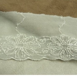 BRODERIE COTON FINE sur maille en relief ivoire 6 cm / hauteur de broderie 3 cm