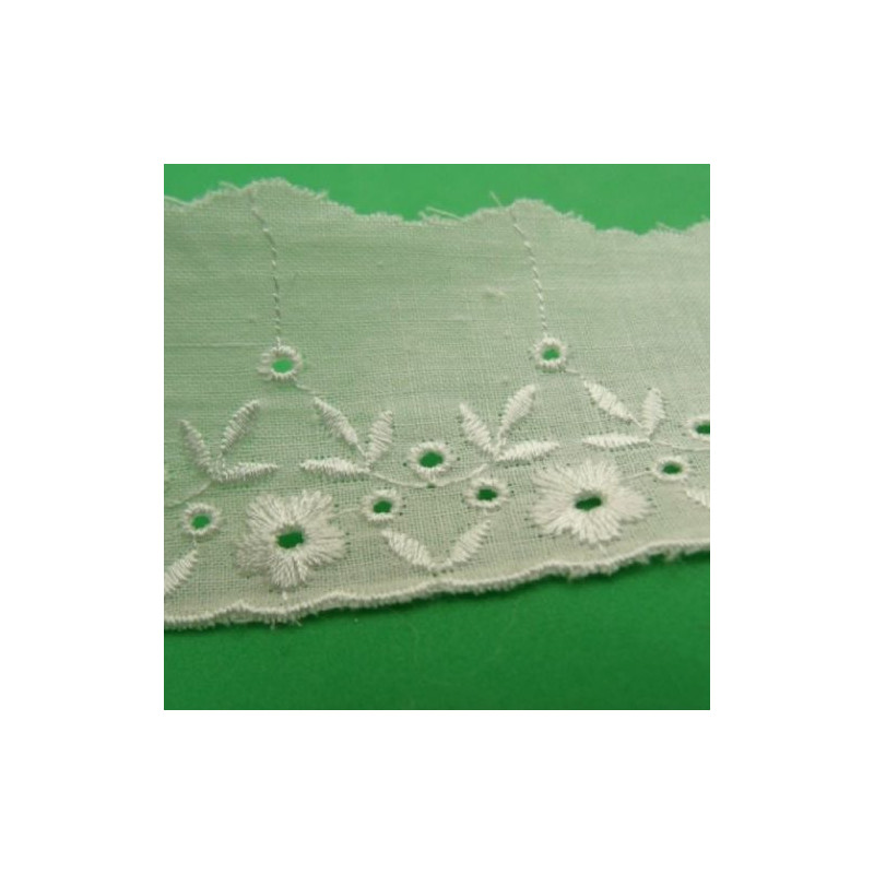 BRODERIE ANGLAISE coton blanche  4 cm