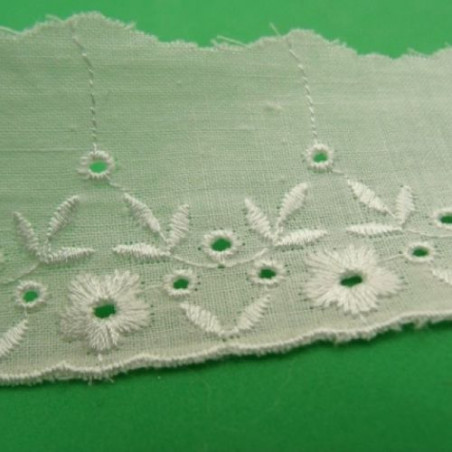 BRODERIE ANGLAISE coton blanche  4 cm