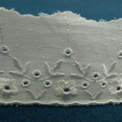 BRODERIE ANGLAISE coton blanche  4 cm