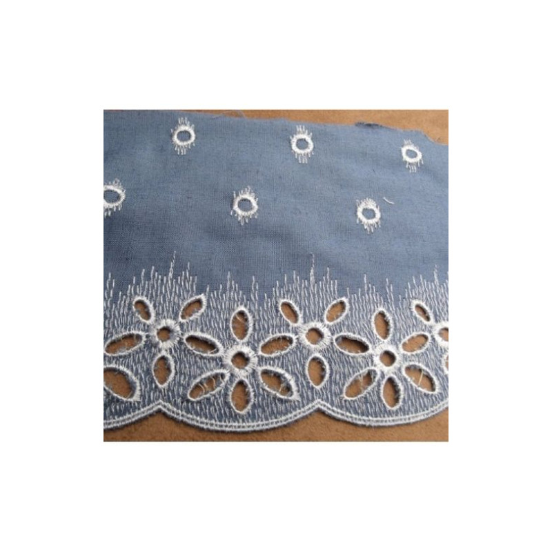 broderie bleu brodée blanche 13 cm