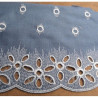broderie bleu brodée blanche 13 cm
