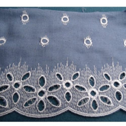 broderie bleu brodée blanche 13 cm