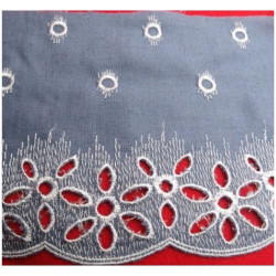 broderie bleu brodée blanche 13 cm