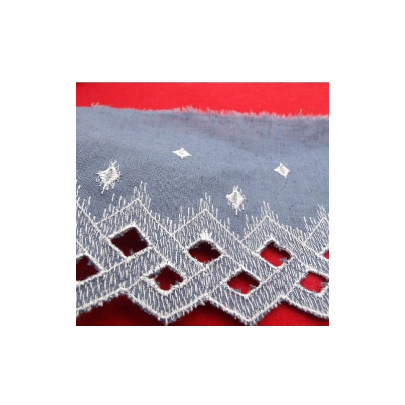 broderie bleu brodée blanche 10 cm