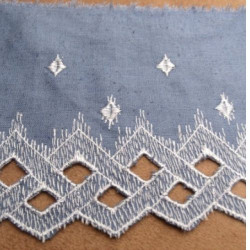 broderie bleu brodée blanche 10 cm