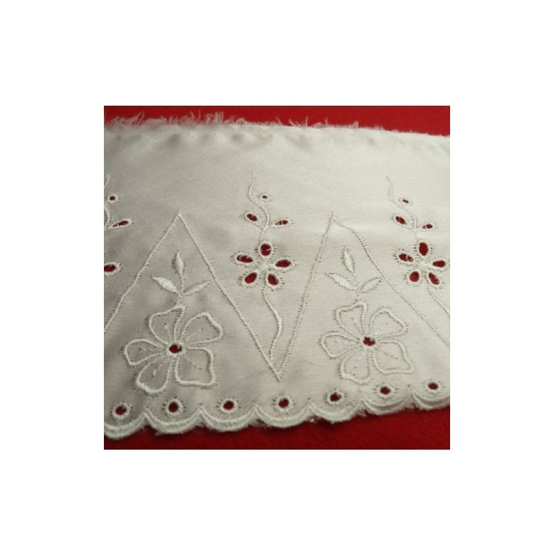 broderie sur satin coton blanche 13 cm / hauteur de broderie 9 cm