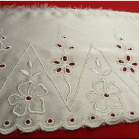 broderie sur satin coton blanche 13 cm / hauteur de broderie 9 cm